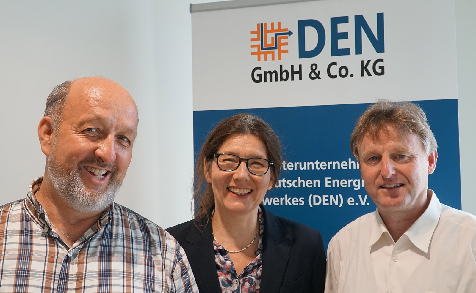 Rückblick auf ein gutes Jahr – der Vorstand des Deutschen Energieberater Netzwerks DEN e.V.: Dipl.-Ing. Hermann Dannecker, Dipl.-Ing. Marita Klempnow und Dipl.-Ing. Hinderk Hillebrands. Die DEN GmbH & Co KG ist ein Tochterunternehmen des Vereins, welches DEN-Mitglieder u.a. bei der Umsetzung großer und komplexer Projekte unterstützt.